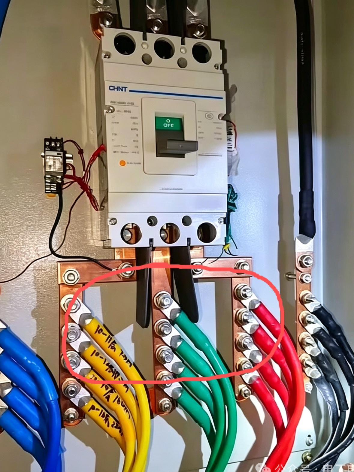 经常刷到这种电工大拿做的电线电路，不知你有何感想？！

这位电工高手，一看就是位