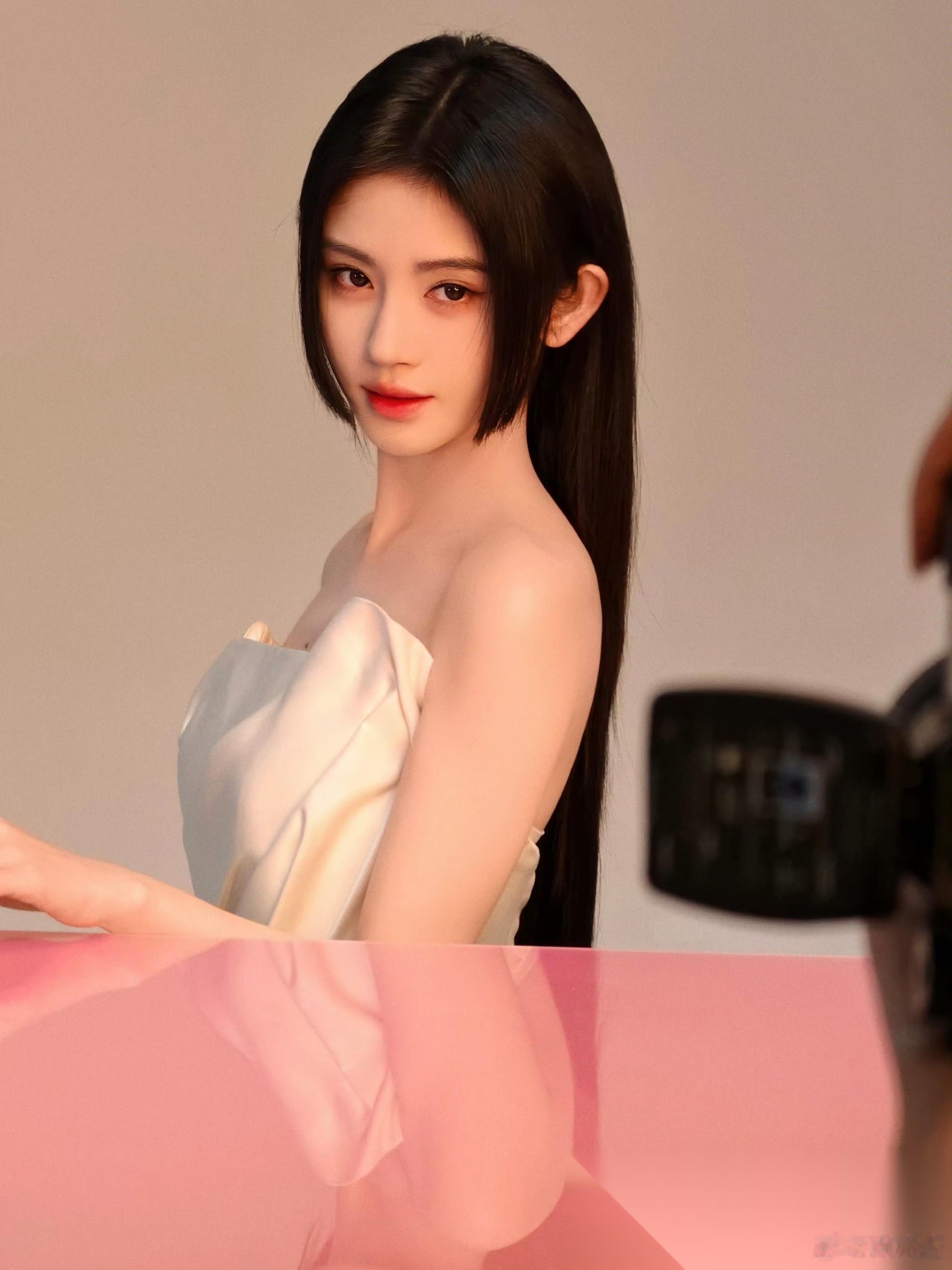 人终究要为自己的年少轻狂付出代价。 十年前，跑男总监如梦尧亲自下场撕鞠婧祎，辟谣