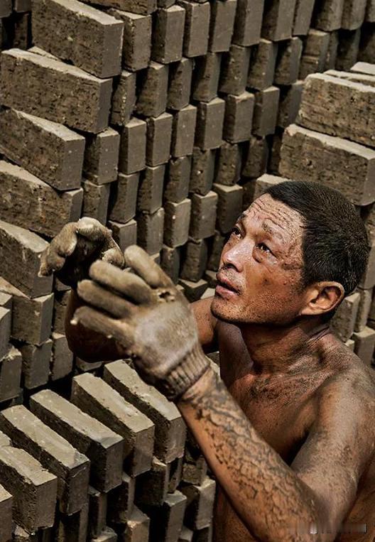 为什么中国人这么累?网友说出了关键!美国人整天研究高科技，欧洲人研究奢侈品，中东