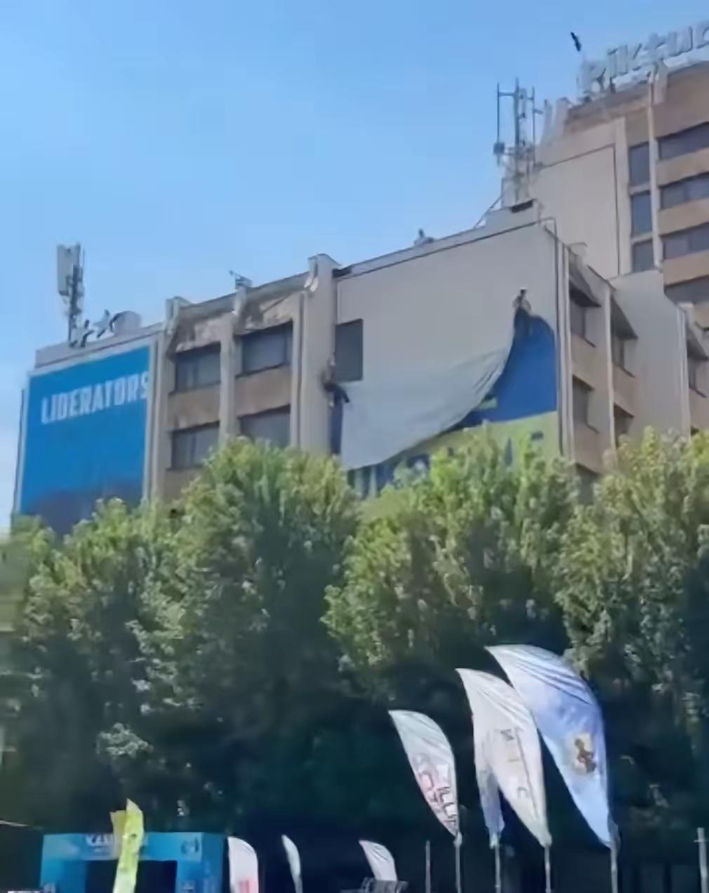 ​愤怒的科索沃民众撕下了乌克兰的国旗，在其首相大楼中悬挂着一幅乌克兰国旗。民众为