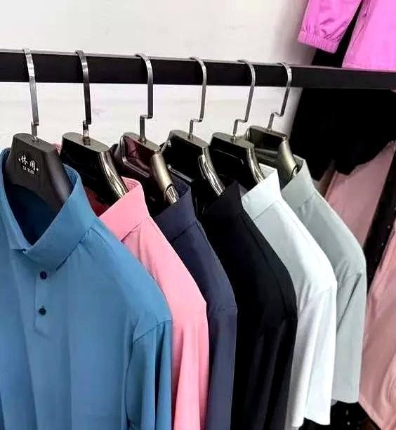 5天，1500件衣服订单。

一家人连吃饭都围着缝纫机。

缝纫机一响，黄金万两