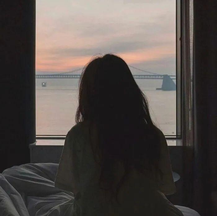 ☘️随笔:《小小的欲念》
原创/首发


晚风吹过窗台是暖的，没说出口的牵挂，有