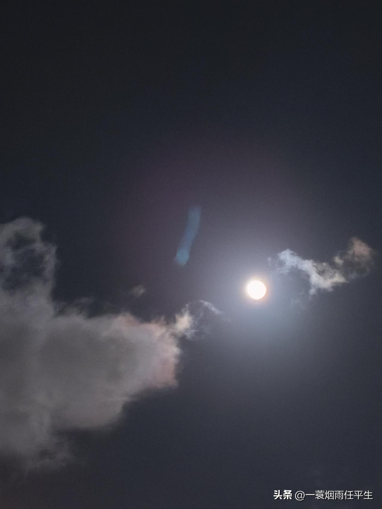 分享一张月亮照片我拍的不行，月亮🌙是真的漂亮，又大又圆又亮。比对下，差距是真的