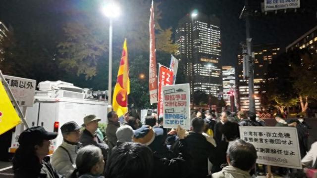 民众怒吼“反对战争”，9万亿军费买不来日本安全
6月25日晚，约700名日本民众