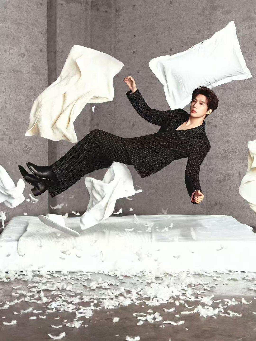 王安宇被世界轻轻按下暂停键王安宇深v条纹西装王安宇被世界轻轻按下暂停键王安宇