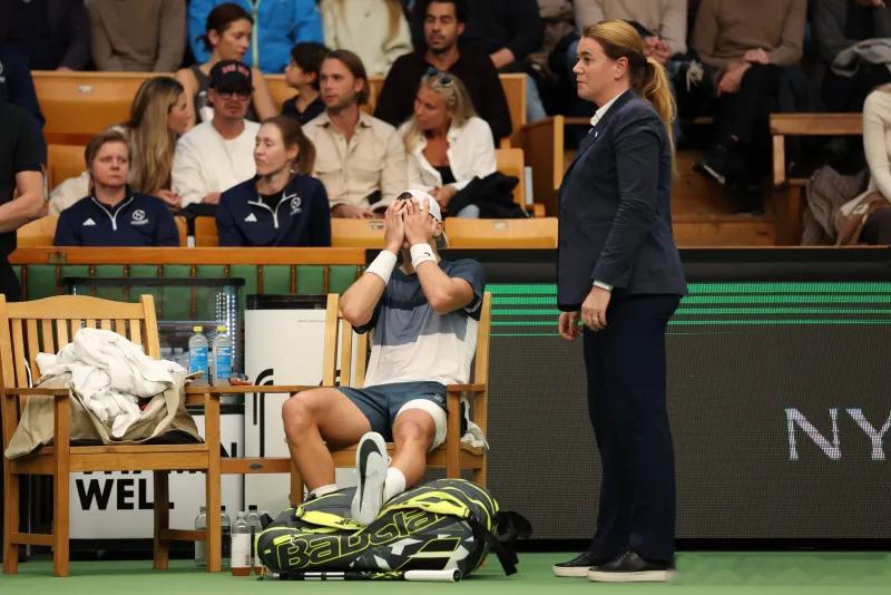 ATP斯德哥尔摩站男单半决赛对阵安贝尔的比赛中，鲁内在第二盘 6-4、2-2、4