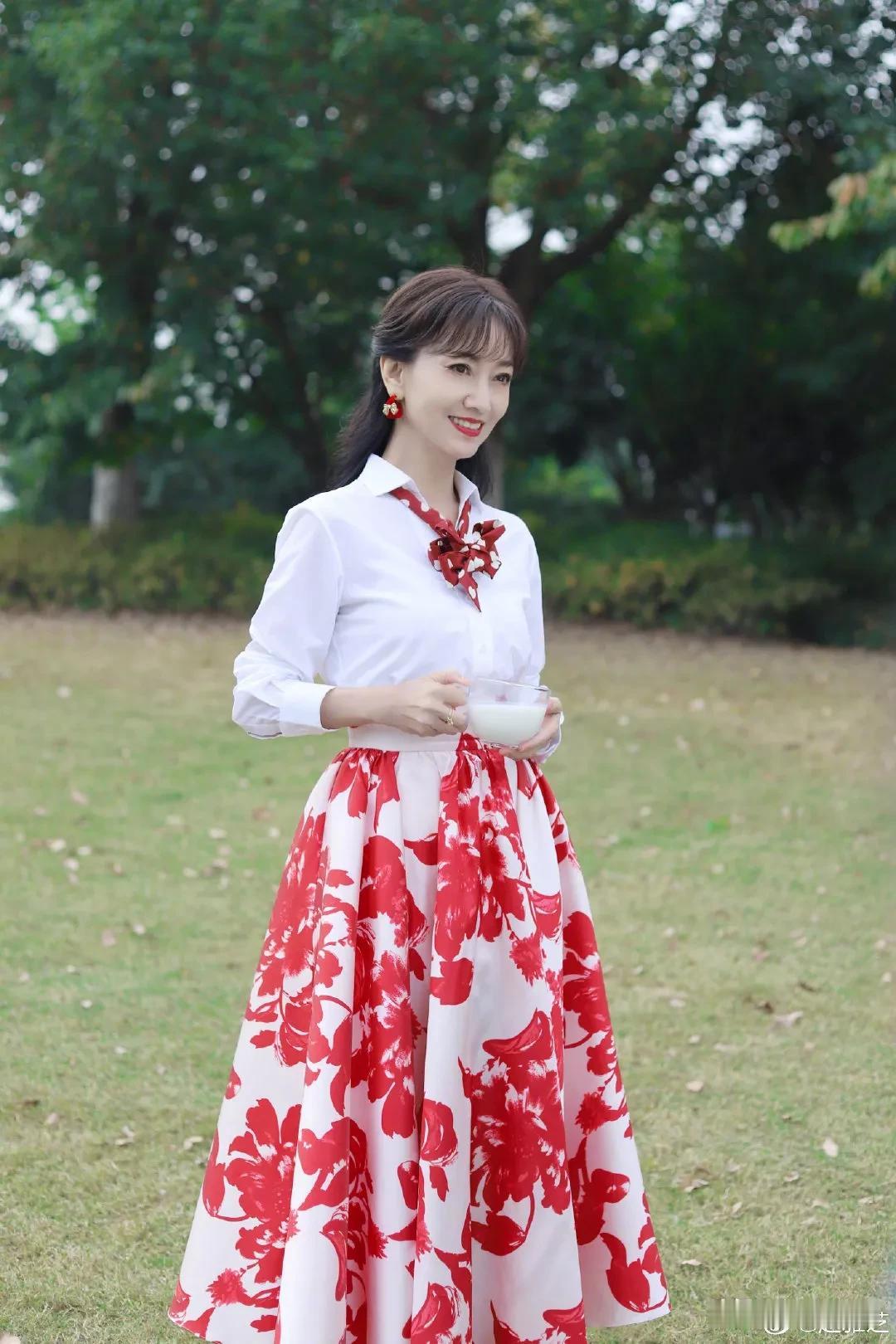 赵雅芝，一年365天，她每天的衣服都不重样。一个女人活成她这样，这辈子还有什么遗