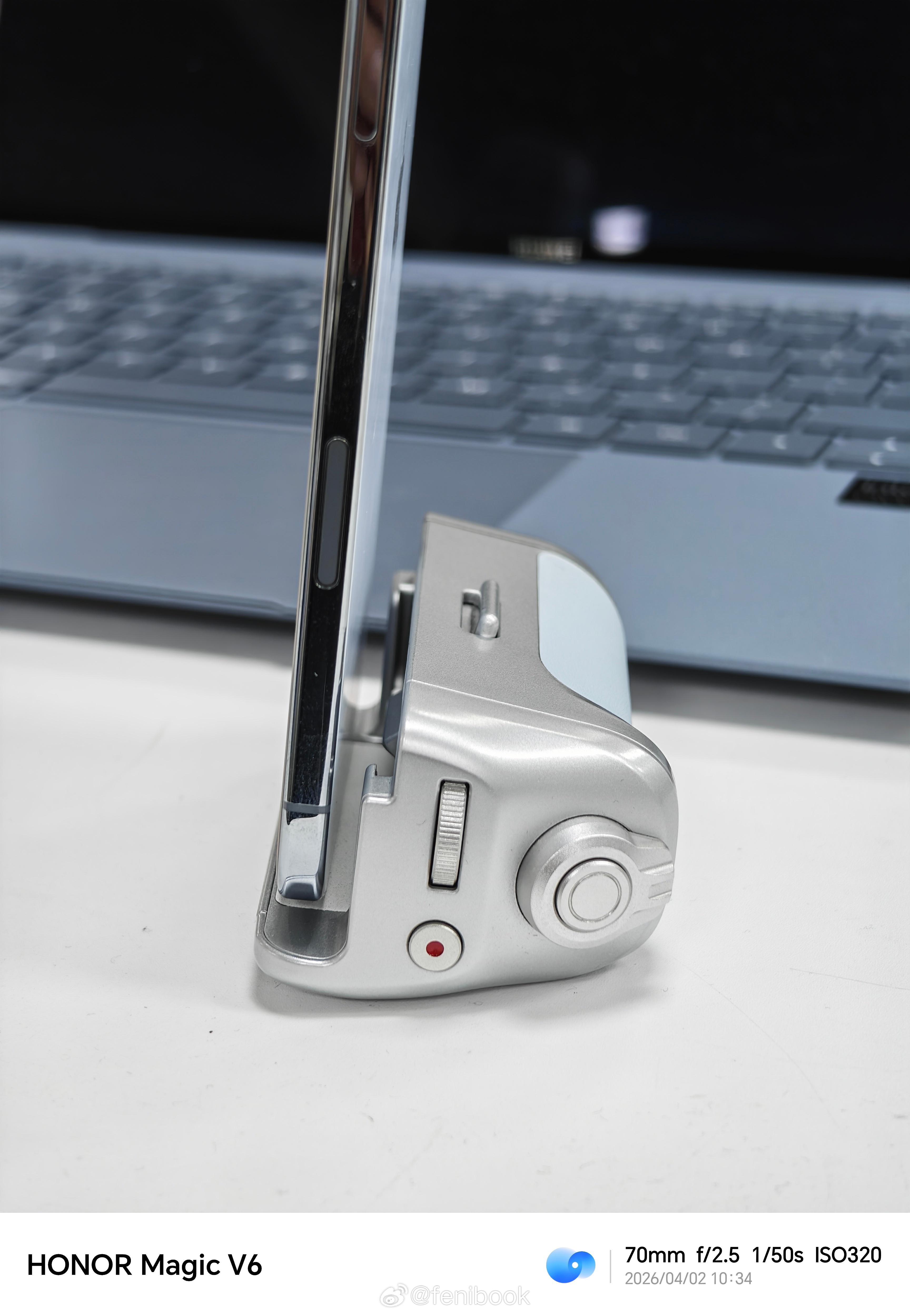 摄影手柄还能拿来当个手机支架