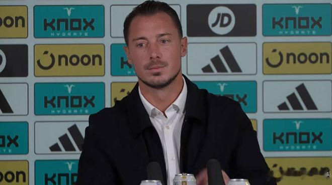 雅伊斯勒谈英超首秀：满怀期待，球队暂未达百分百状态⚽️纽卡新帅雅伊斯勒赛前出席发