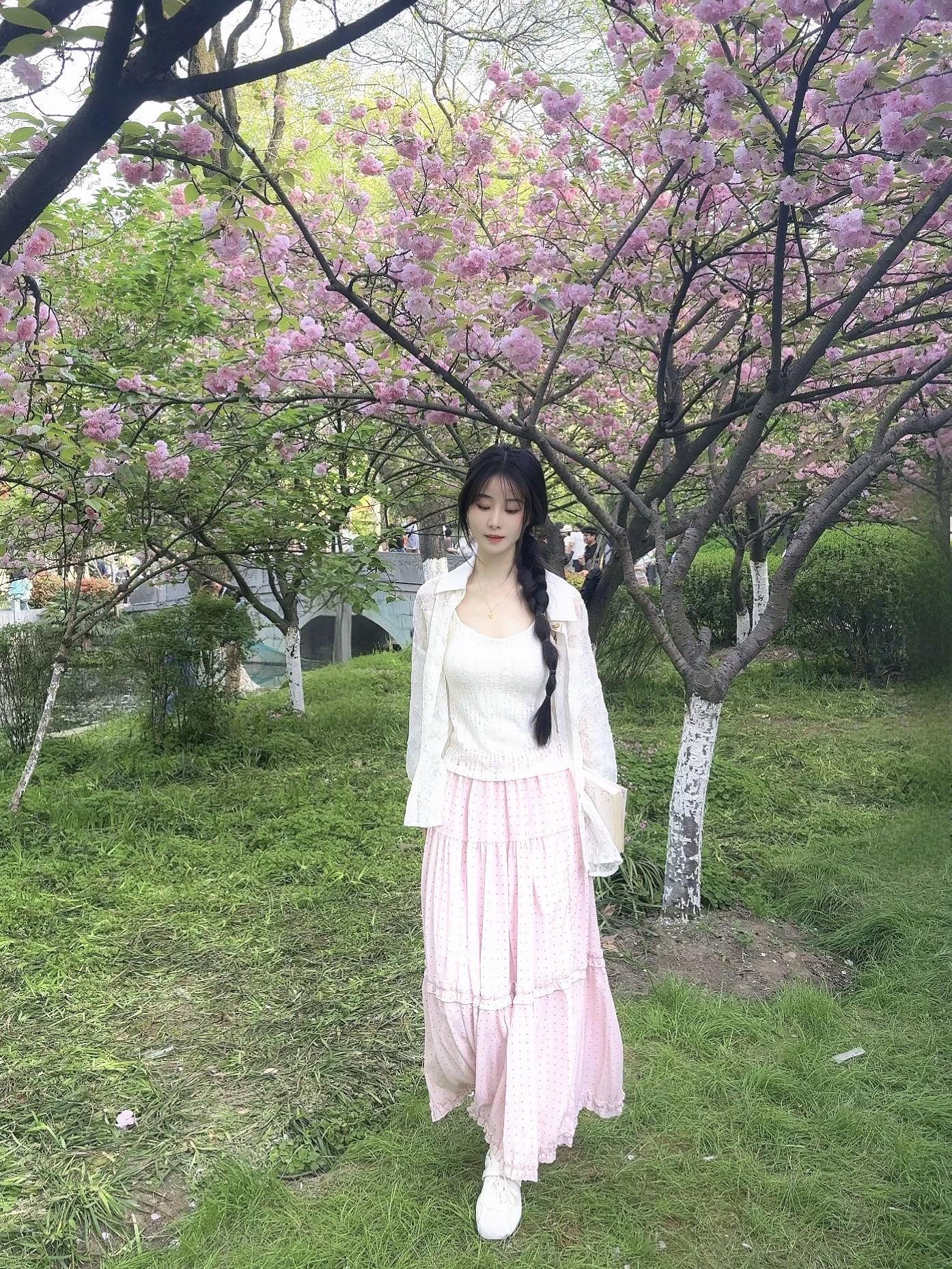 “林中抚琴曲委婉，群山听懂我悲欢”