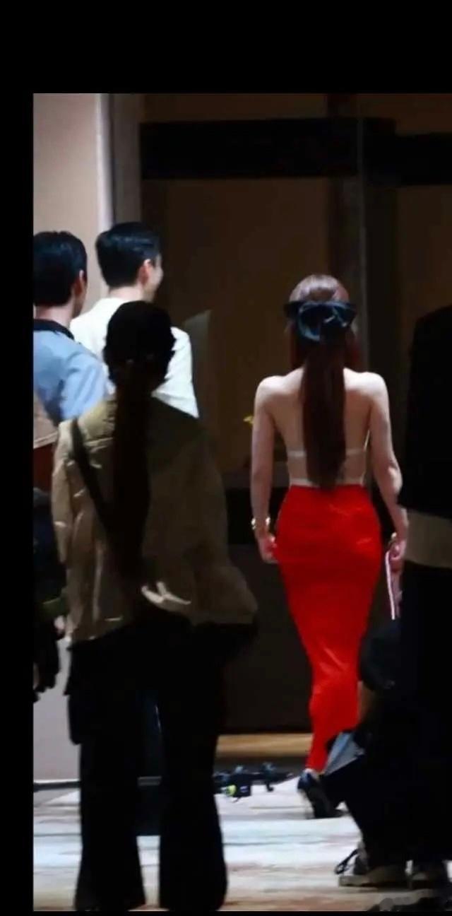 每当我以为赵露思身材真的变好的时候…. ​​​