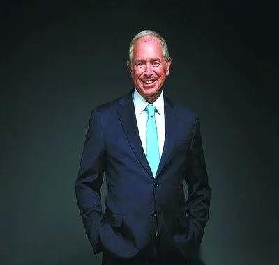 美国亿万富翁苏世民，当着所有人的面，直接撂下一句话：“美国正在把中国逼成一个无法