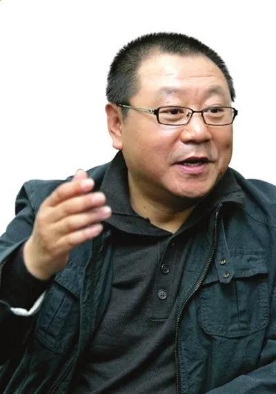 说相声演小品的跨界拍电影的很多很多，但是成为影帝的，只有一个范伟。范伟是演艺圈为