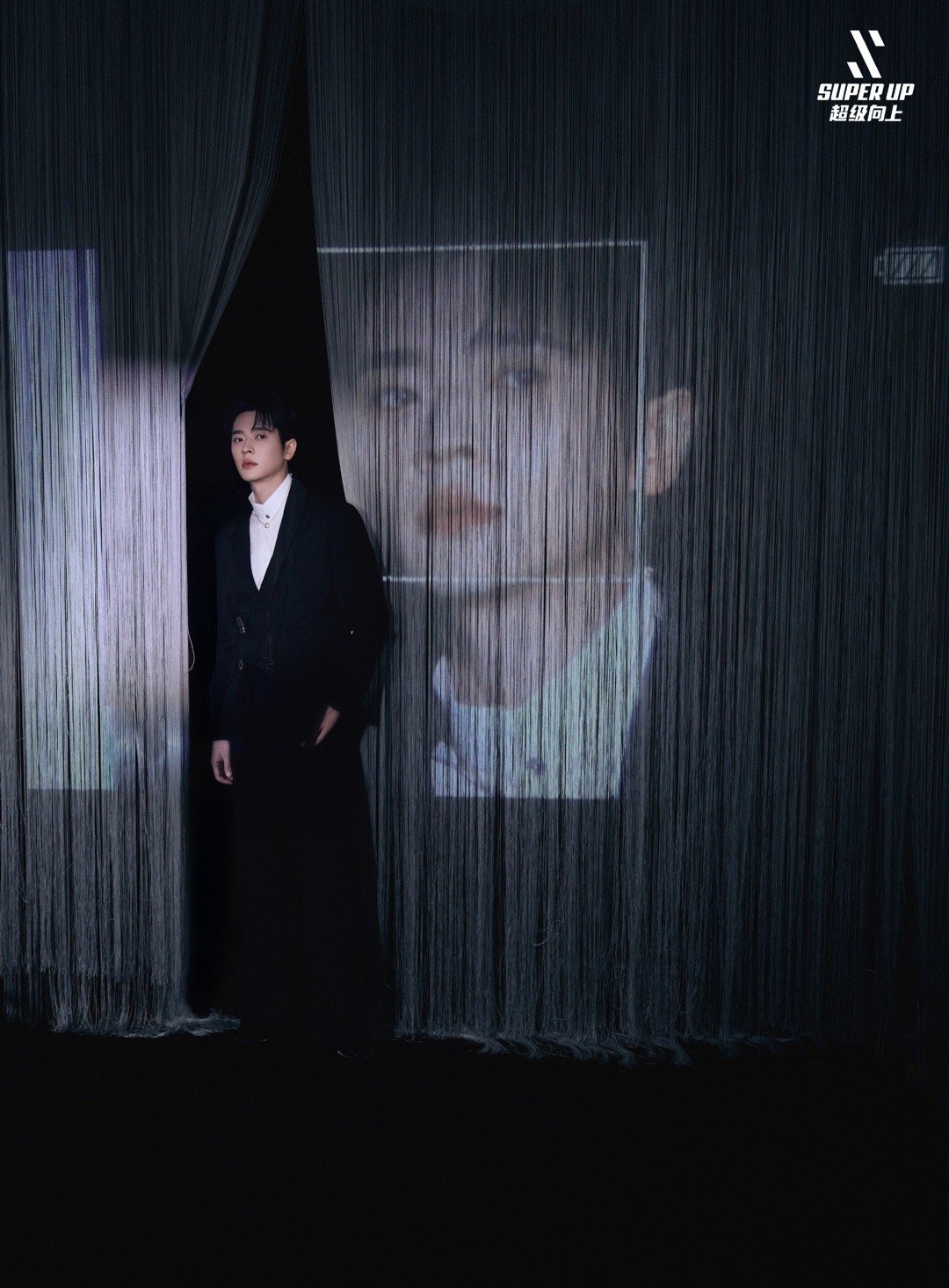 丞磊出发图 倒过来站立的沙发星光大赏 丞磊这组出发图，创意和颜值双重暴击！一把倒