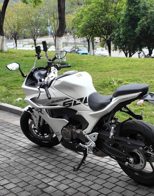 城市新仿赛差点让我以为天下的仿赛都这么好骑刚拿本就直接上路了，一直觉得仿赛骑起来