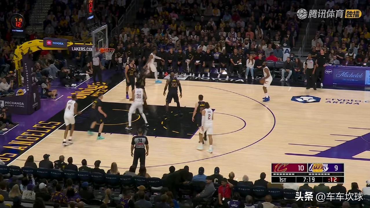 活久见，登哥居然这么大空位😂 ​​​有点不适应？

哈登：啥时候我有这么大空位