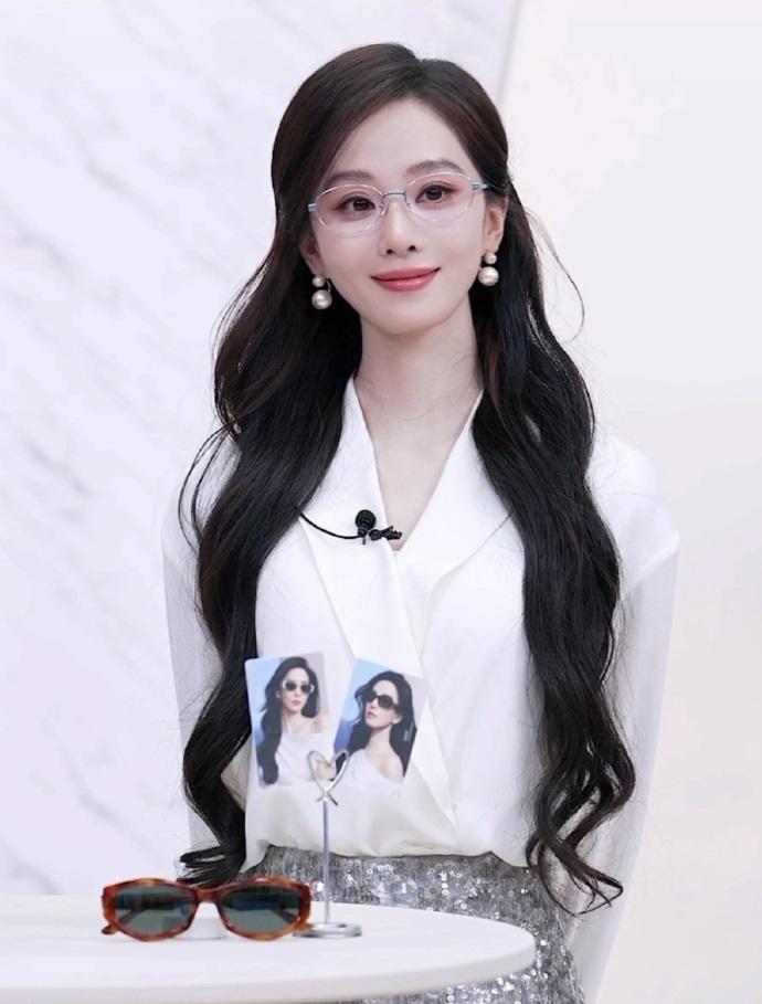 今天刘诗诗在出席活动的时候搭配的非常有高级感，看起来非常的显年轻，气质特别的出众