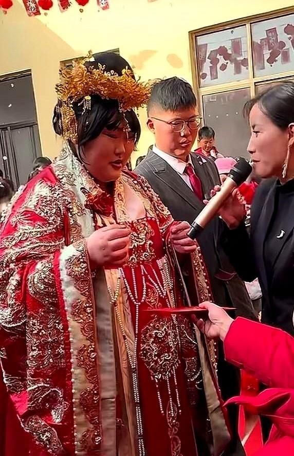 儿子结婚，房车配齐；女儿出嫁，四床被子、三轮车。
这反差，真是谁看了都得愣一下。