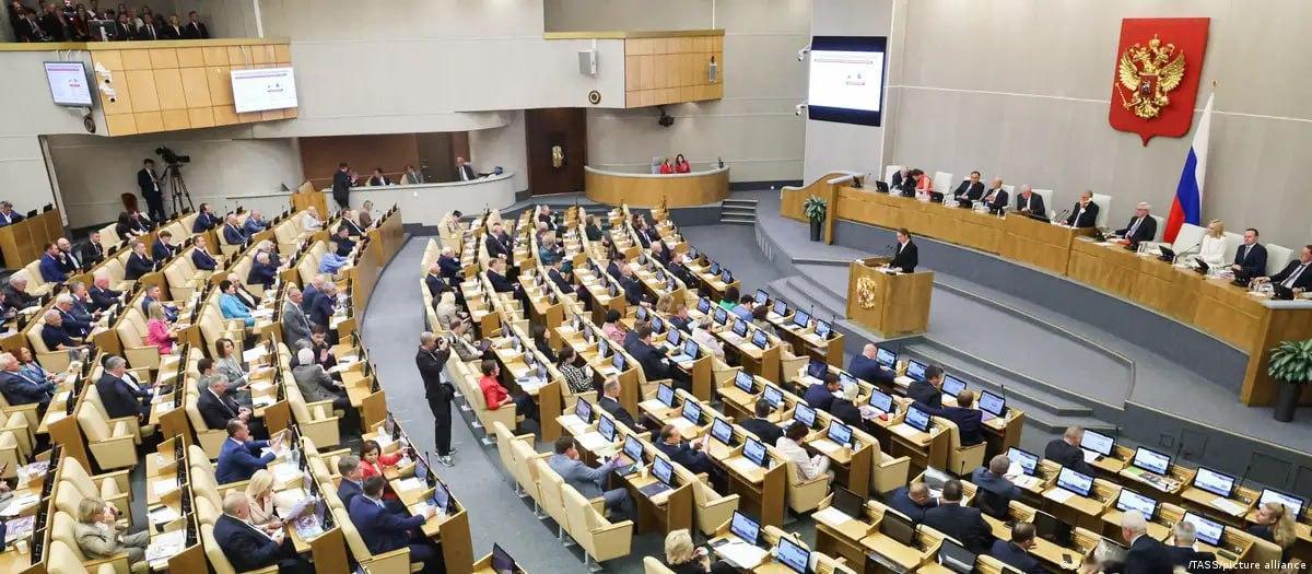 据《Vedomosti》报道，6月15日，俄国家杜马提交法案，拟禁止议员和参议员