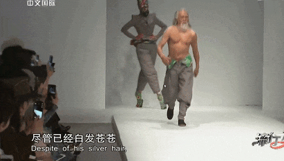 90岁的王德顺，腰板笔直、一身肌肉，走路带风像50岁——别人养老他“卷”体能，5