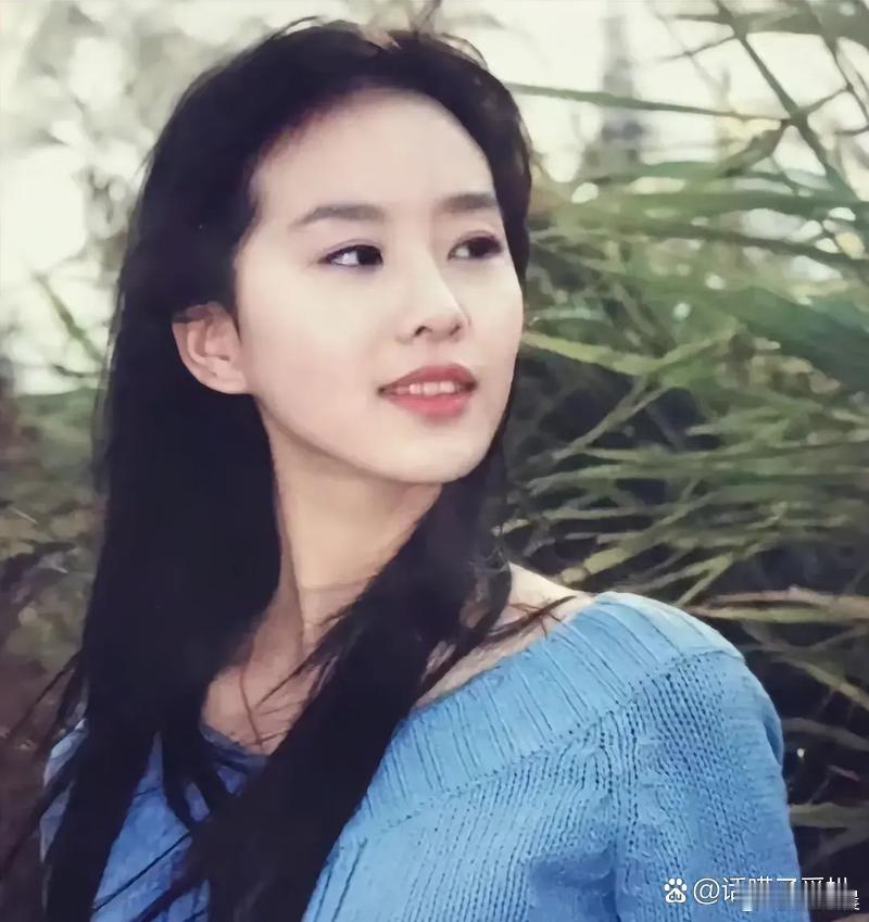 18岁的刘诗诗太绝了！满脸胶原蛋白，眉眼间尽是青涩灵气，妥妥的“初恋系白月光”，