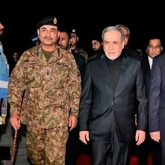 美伊代表团抵达伊斯坦布尔，有一个细节，大家注意到了吗？

美国和伊朗代表团抵达伊