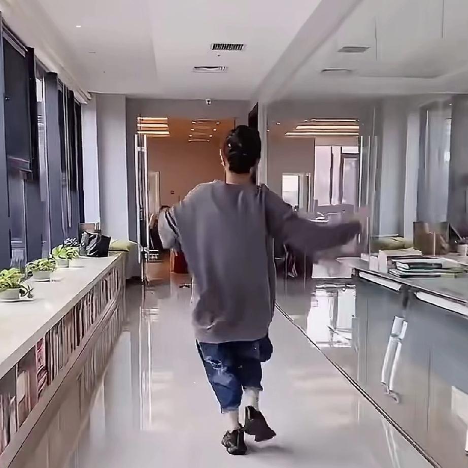 王芳的这支独舞《蓝蓝的天上白云飘》跳的颇为应付，动作一点也不到位，蒙古舞的那种热