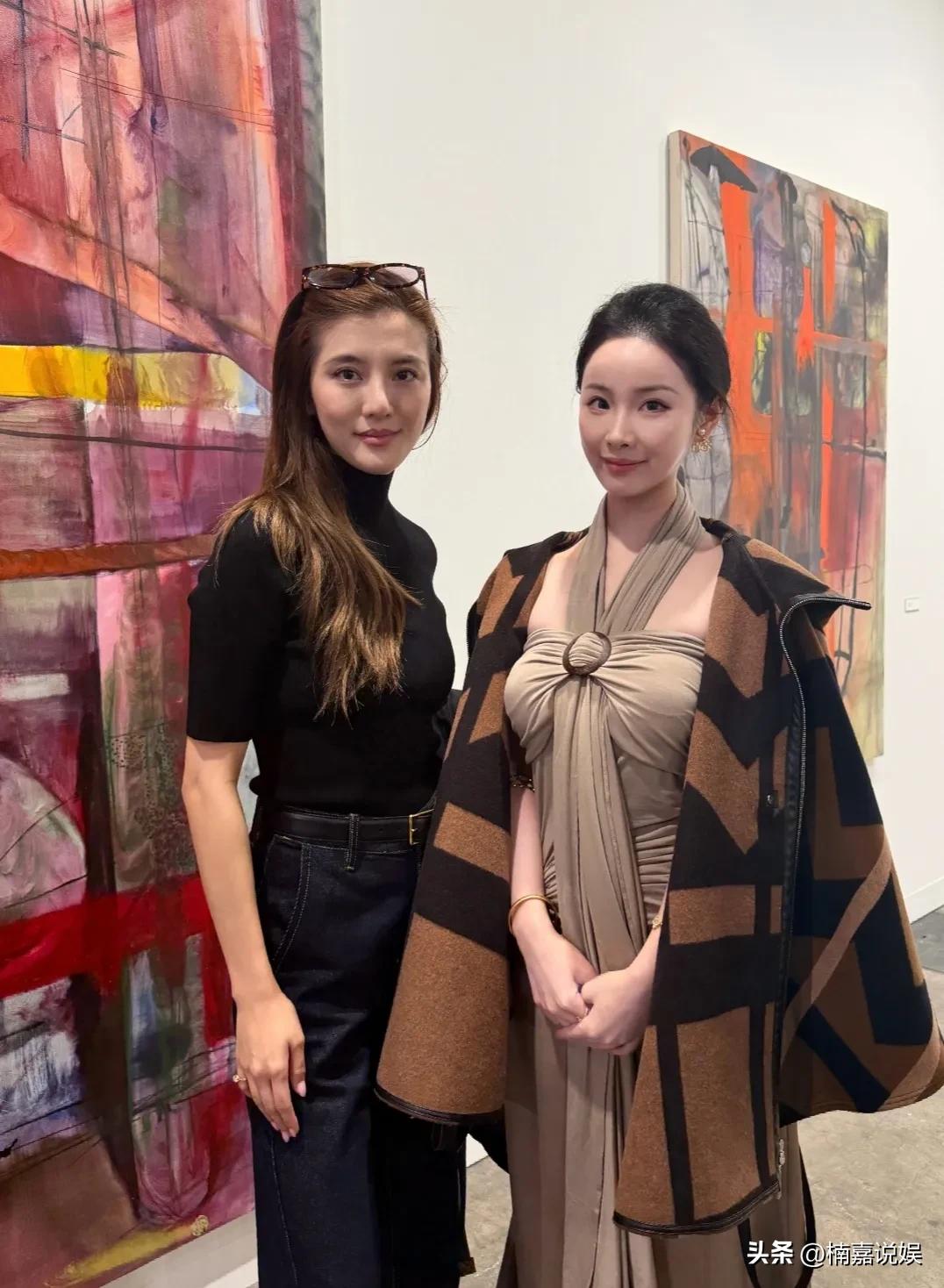 吴千语现身巴塞尔艺术展，真人比电视上好看，气质拉满，不怪得被称为“香港最后一位港