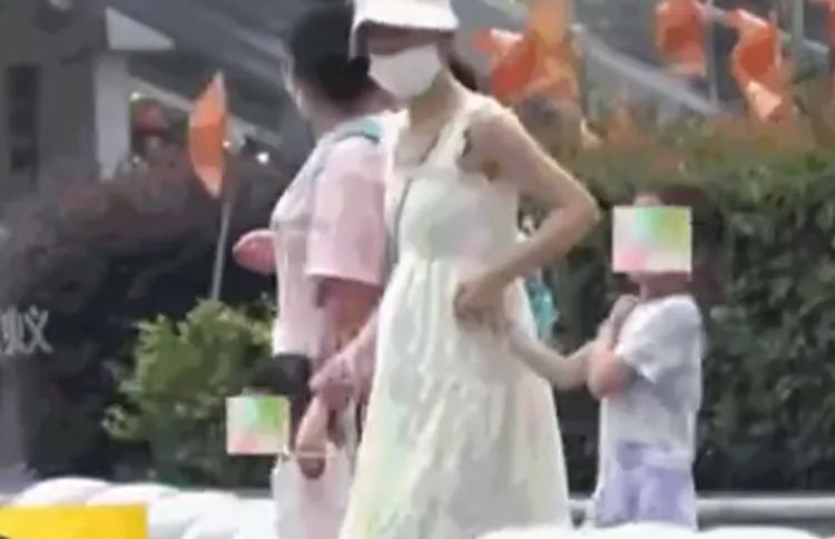 三个女，想要个儿子呗。[呲牙][呲牙]儿女双全，因为张杰真的很好，他值得[赞][