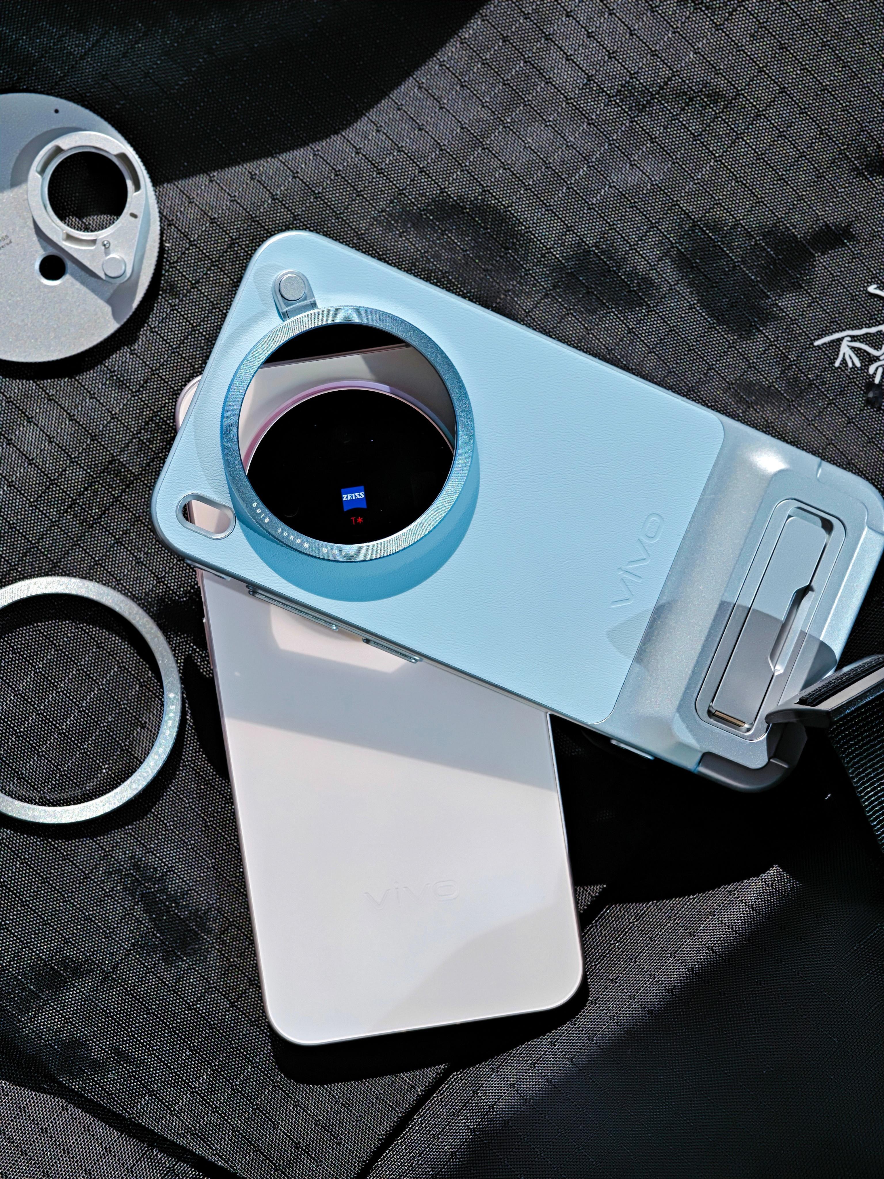 vivo X300长焦增距镜套装来了！X300小巧轻便的机身加上增距镜头，简直就