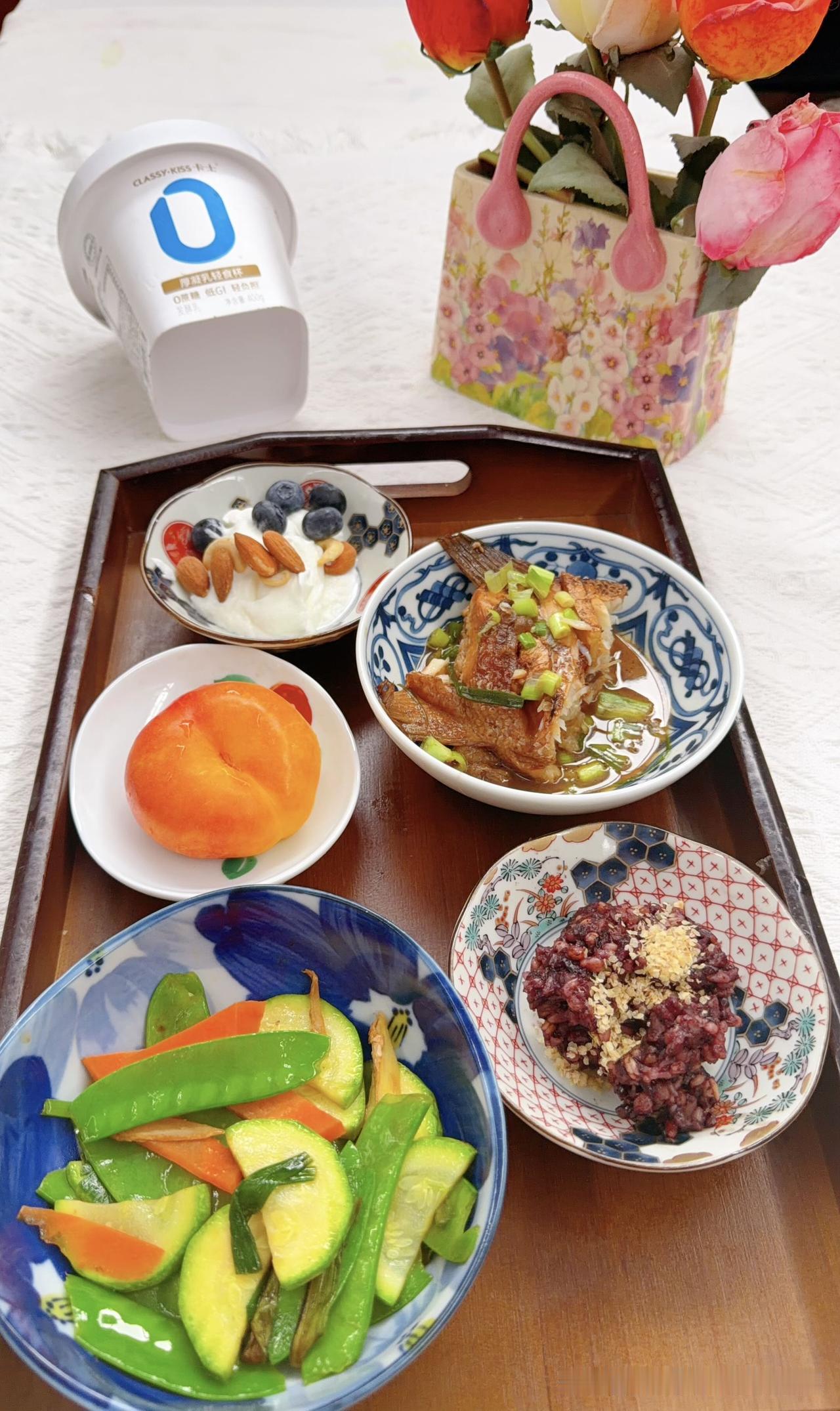 有机七色糙米饭撒小麦胚芽，烧鲈鱼，黄金彩虹油蟠桃，卡士无糖无代糖酸奶，特别好喝类
