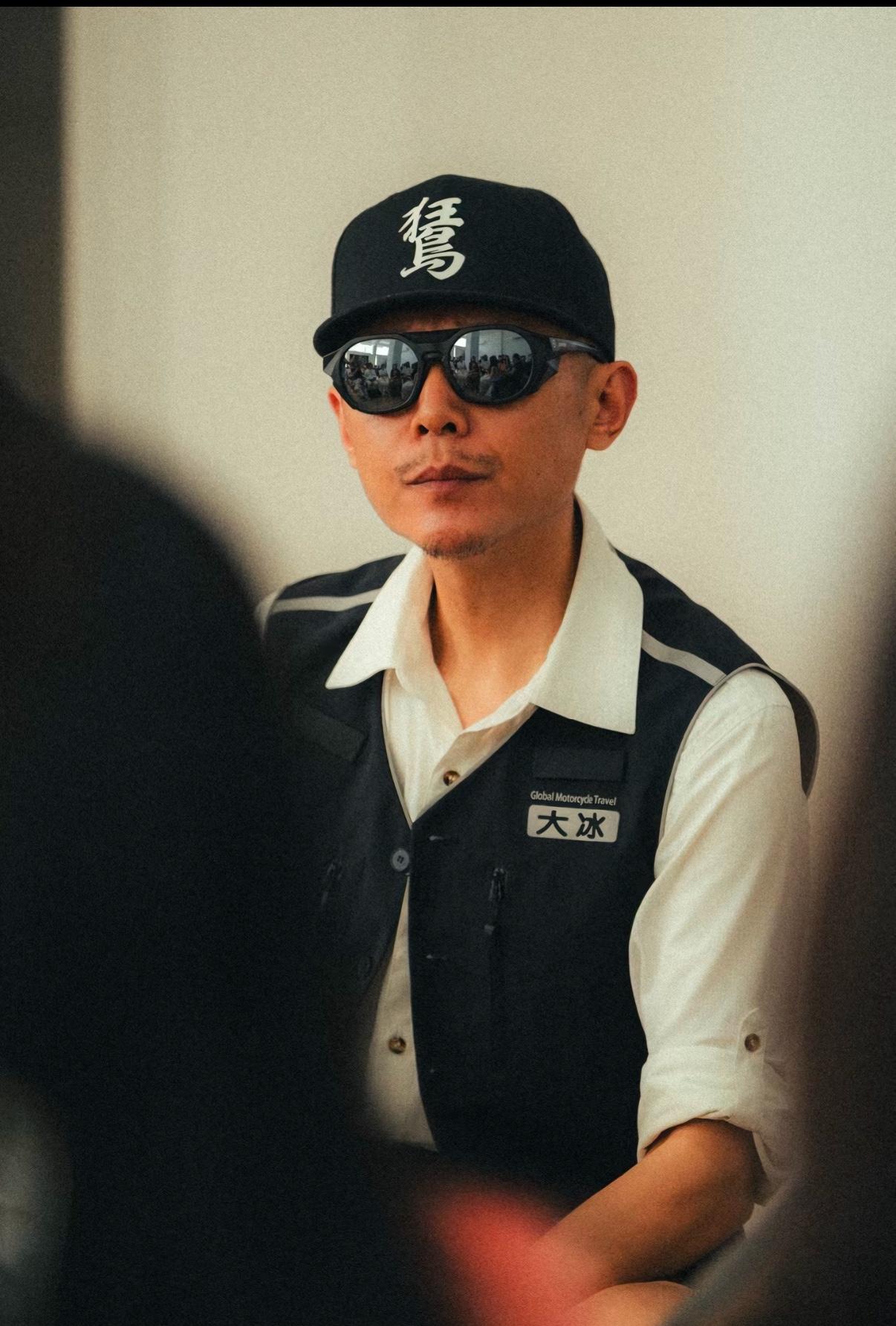 职员： 大冰哥，我遇到了一个两难的选择。老板对我恩重如山，去年我生病住院，是他第