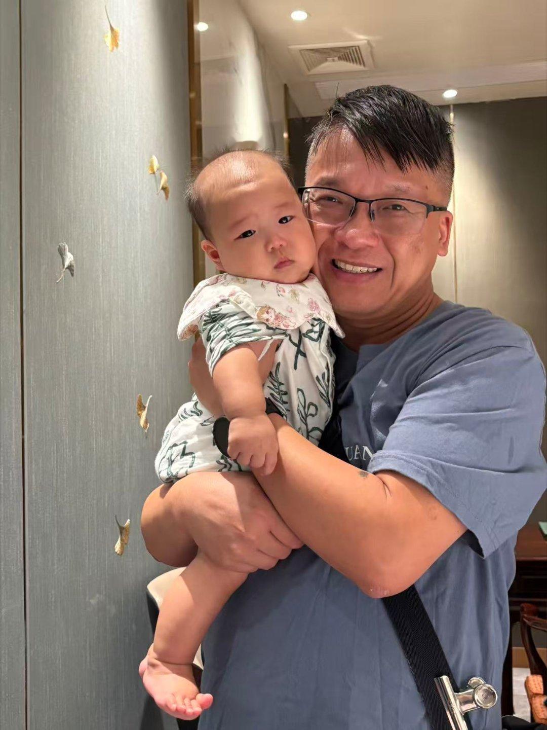 Phew！How helpless the baby is！嘻嘻嘻！Yeah！H