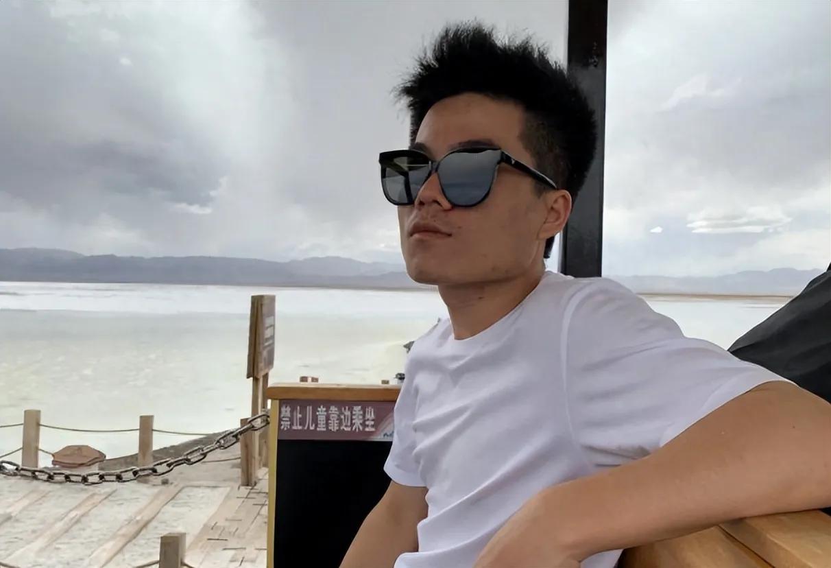董宇辉说:
人家早起读书，你不起也不醒，
起来第一件事就是摸手机，
浑浑噩噩的一