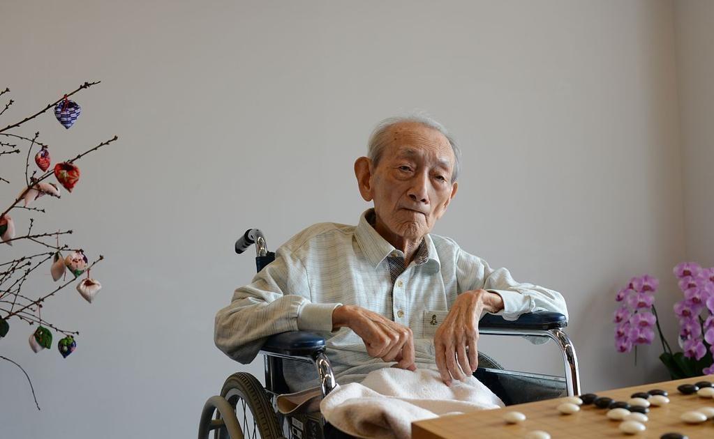 1921年，福州籍围棋名手林贻堂与人对弈，对局以五块银元为彩。棋到中盘他已占尽上