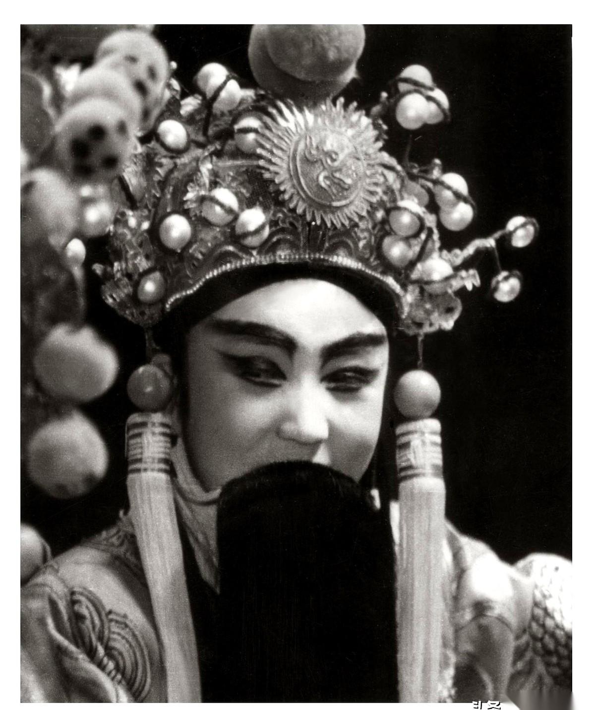 我的天，45年。
一个女人的青春、中年，最好的四十五年，全都耗在了一方小小的戏台