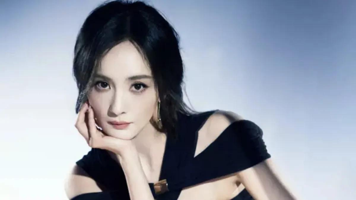 杨幂以一袭优雅至极的黑色长裙惊艳亮相，裙摆轻拂，勾勒出她曼妙迷人的身材曲线，令人