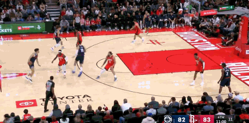 天赋！阿门反击飞扣打停快船！
在今天NBA常规赛火箭对阵快船的第四节比赛中，阿门