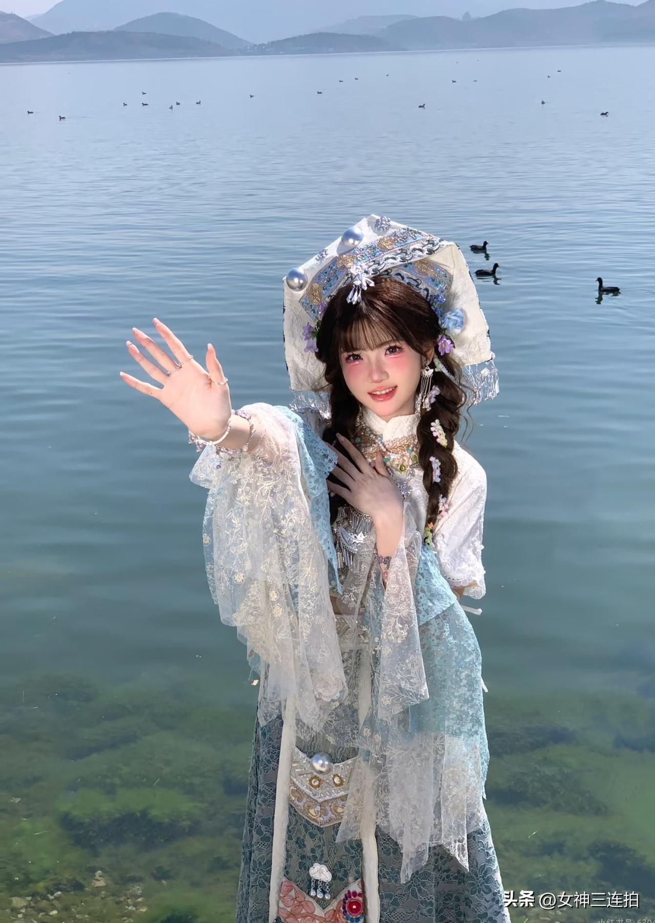 古风少女湖边漫步，惊艳一瞥！