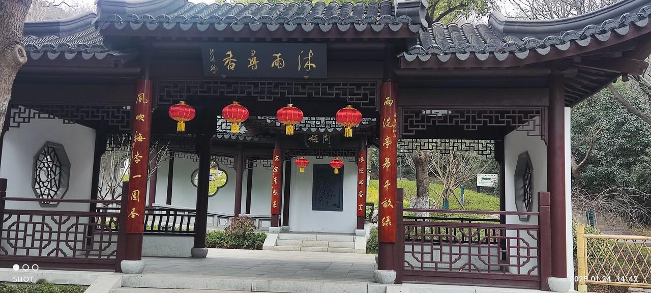 一>
上联：岁月移今古
下联：人生品春秋
——：行路千万里
——：吟诗万千篇
