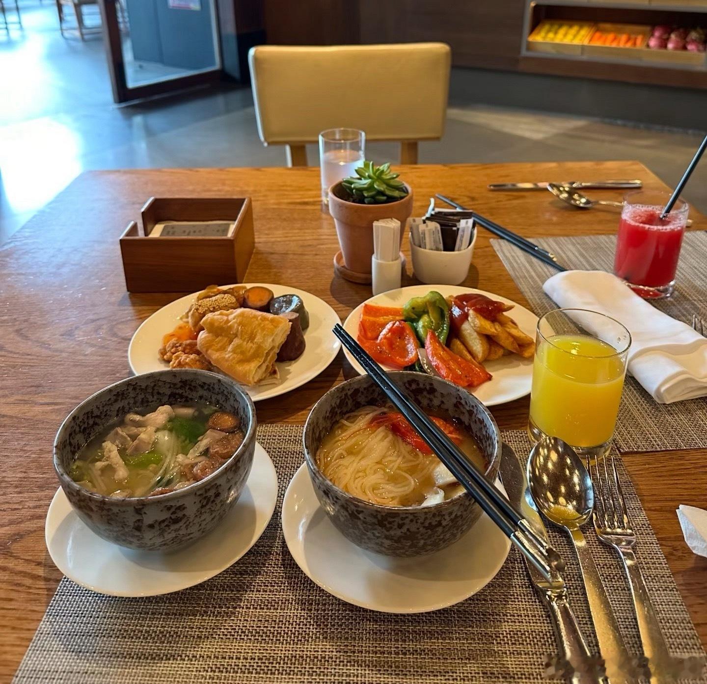 吃了个元气满满的早餐，孩子们去酒店室内玩了……我可以快乐吸淇一下……也可以回笼觉