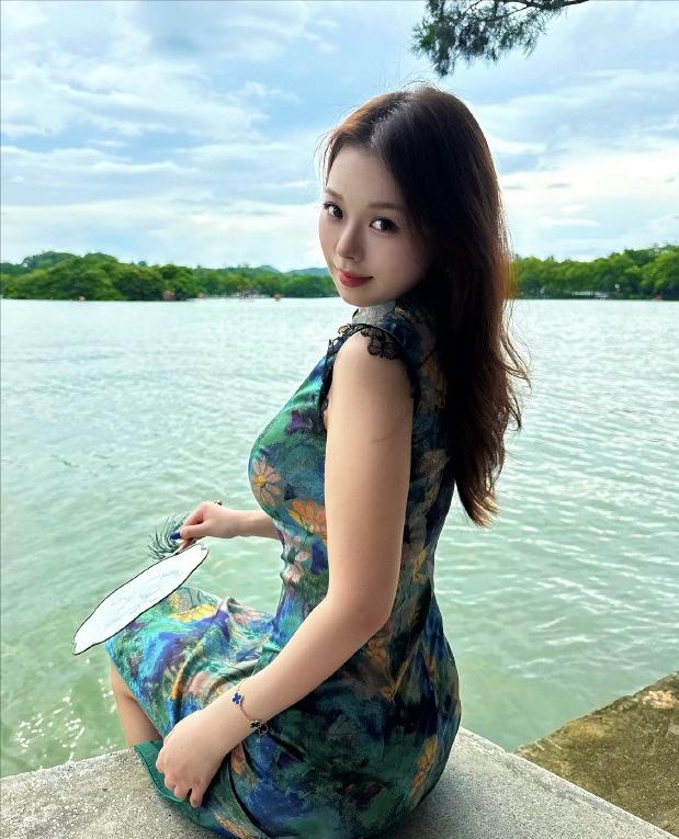 只要你不照镜，就不知道自己有多磕碜，于是有了美颜、有了修图软件，穿件好看的衣服、