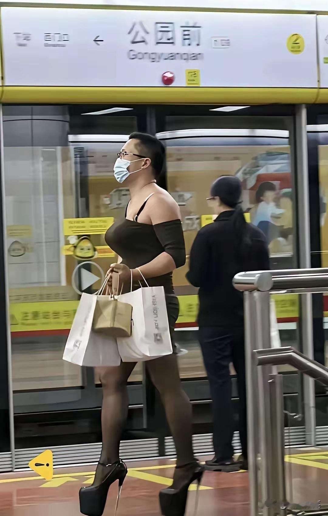 无法判断是男是女！你说是男的，我放大了看，也没有看到喉结！况且男的也不可能隆起这