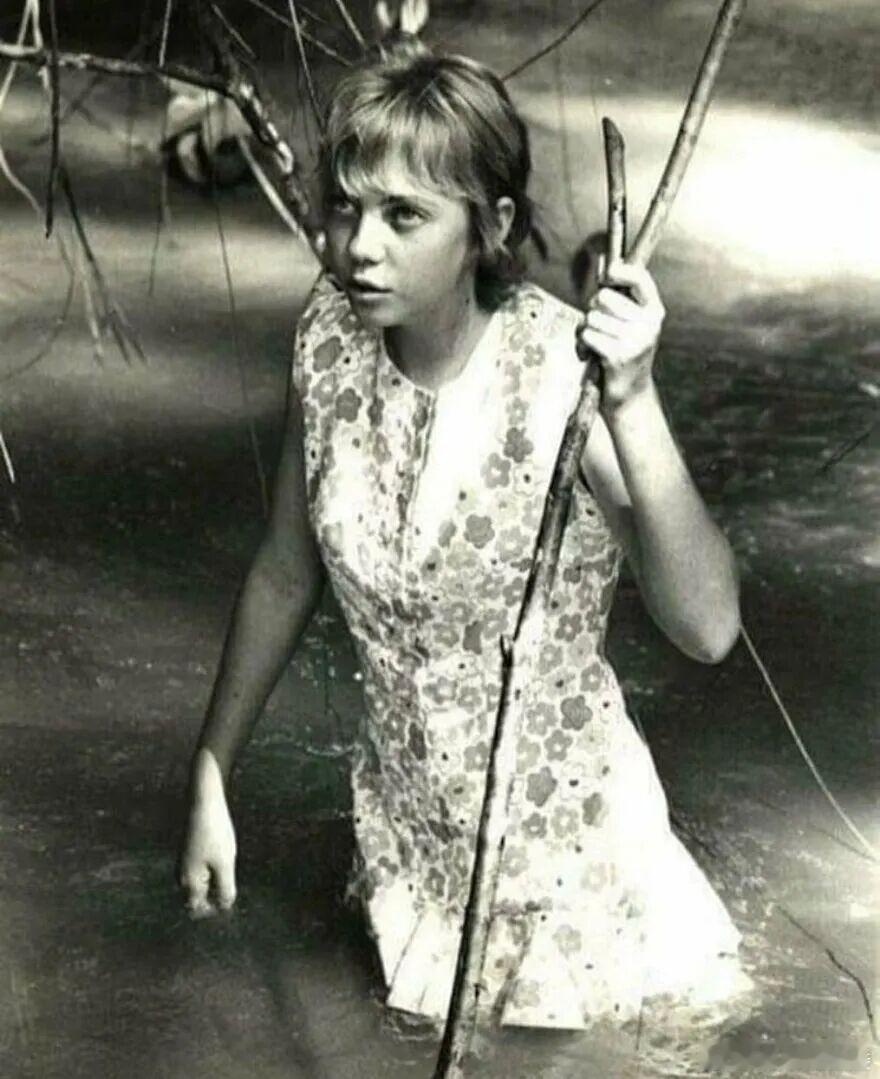 1971年，17岁的朱莉安娜·科普克乘坐的飞机被闪电击中后，她被吸出机舱。她被安