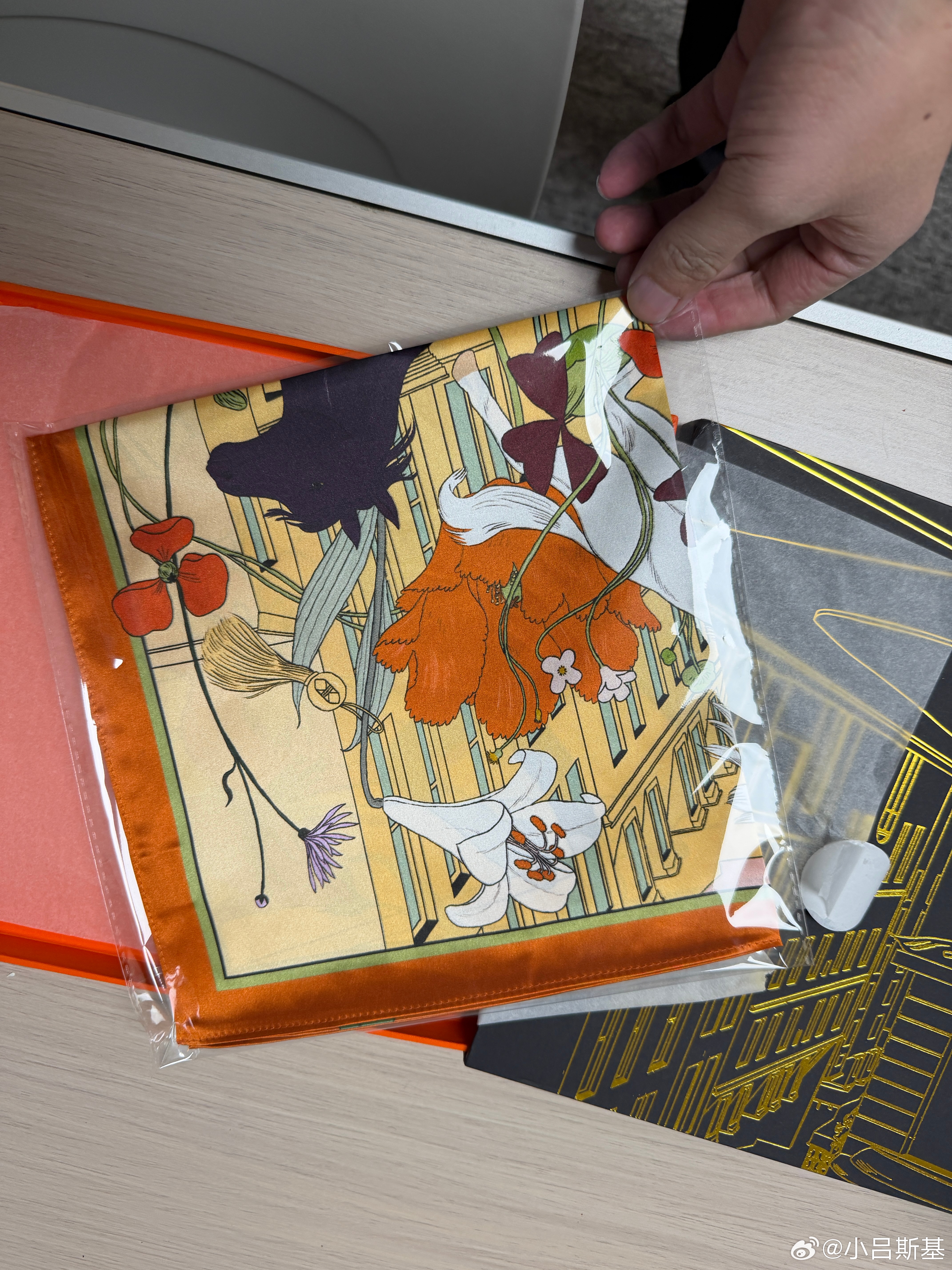 我看很多人昨天提了896线激光雷达的智界R7作为老车主，智界前几天送了我一条丝巾