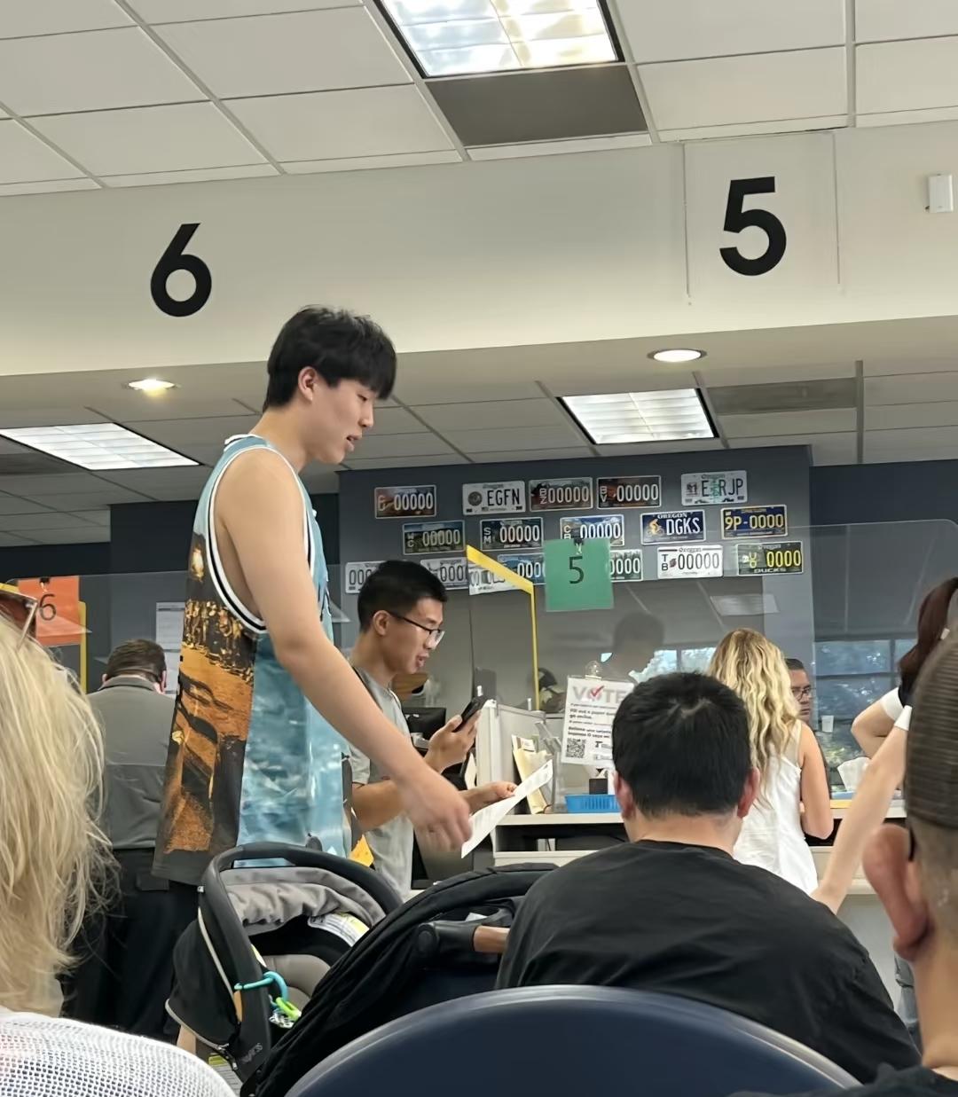 杨瀚森被网友偶遇在美国排队报名考驾照，疑似女友陪伴在旁！

杨瀚森前几天晒出在吃