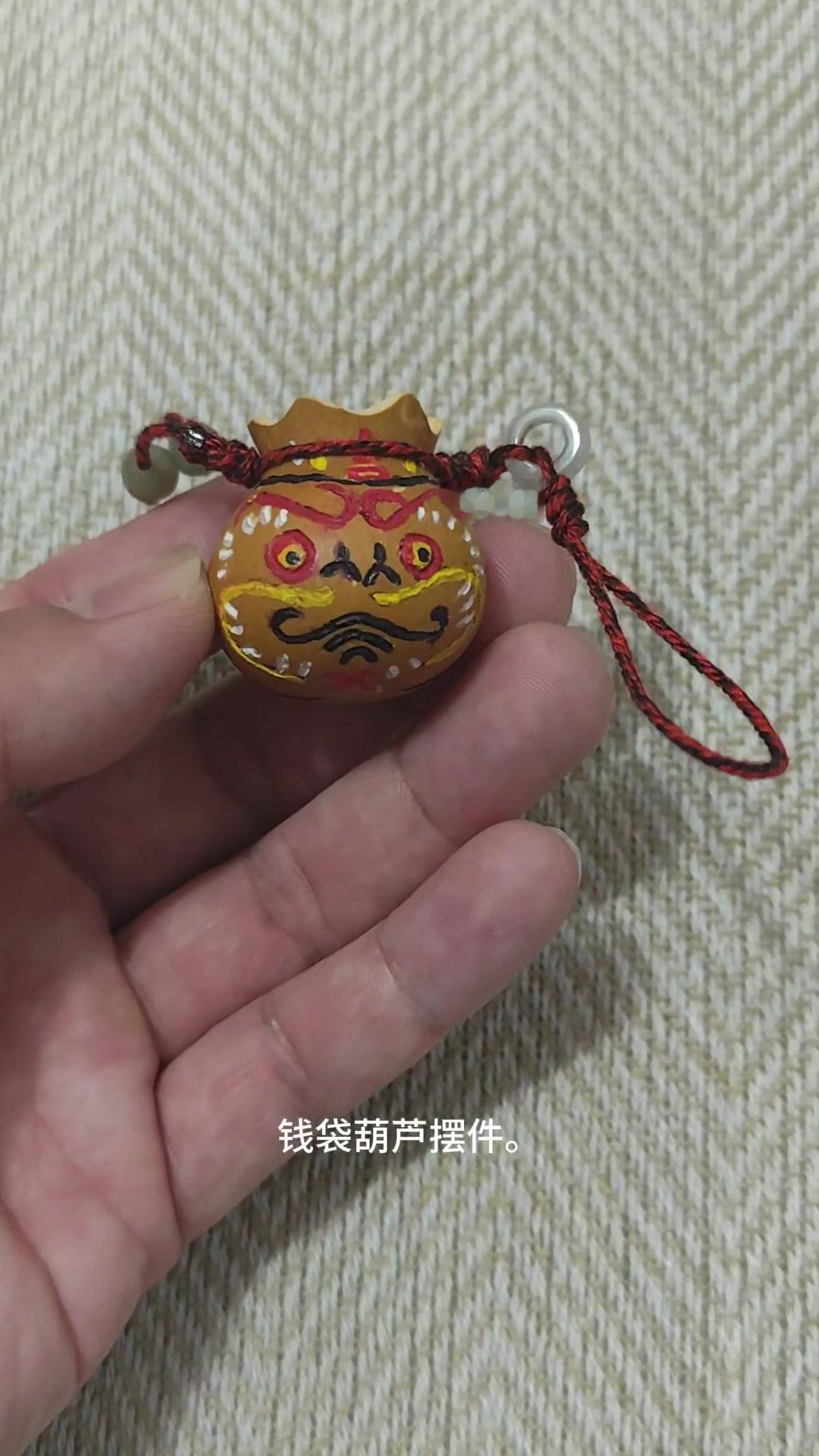 葫芦选的是钱袋品种，形状特别讨喜，肚子鼓鼓的像个小元宝。最戳我的是上面的手工雕刻