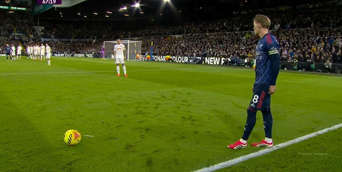 厄德高穿着阿迪达斯的猎鹰系列 利兹联vs阿森纳 阿森纳著名教授