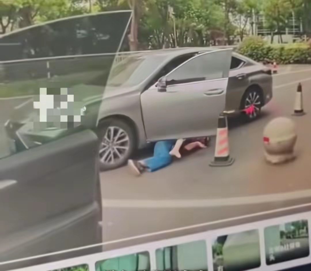 女子停车未拉手刹被卡车底拖行女司机忘拉手刹被"拖行"，向后溜车险被碾压，男同事果