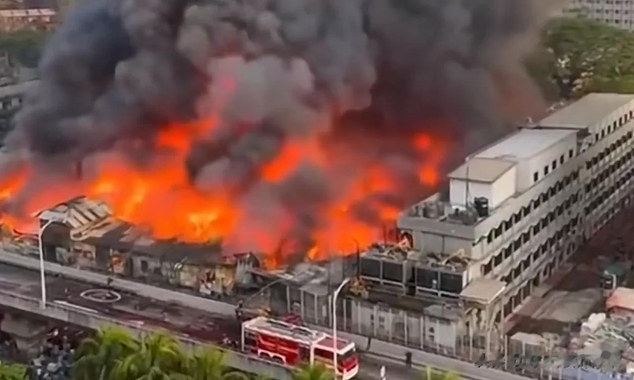 俄罗斯空袭扎波罗热地区，被当地居民用手机拍下爆炸瞬间。巡航导弹滑翔破空的声音，却